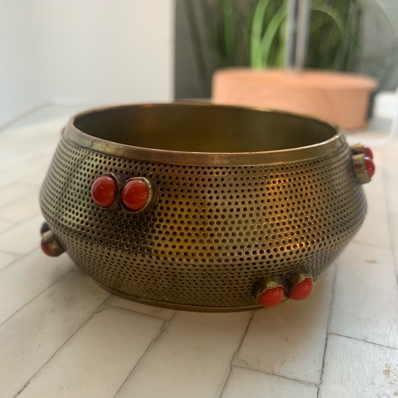 Vintage brass bracelet decorative pixel pattern w reddish orange tone stones. - Picture 4 of 6